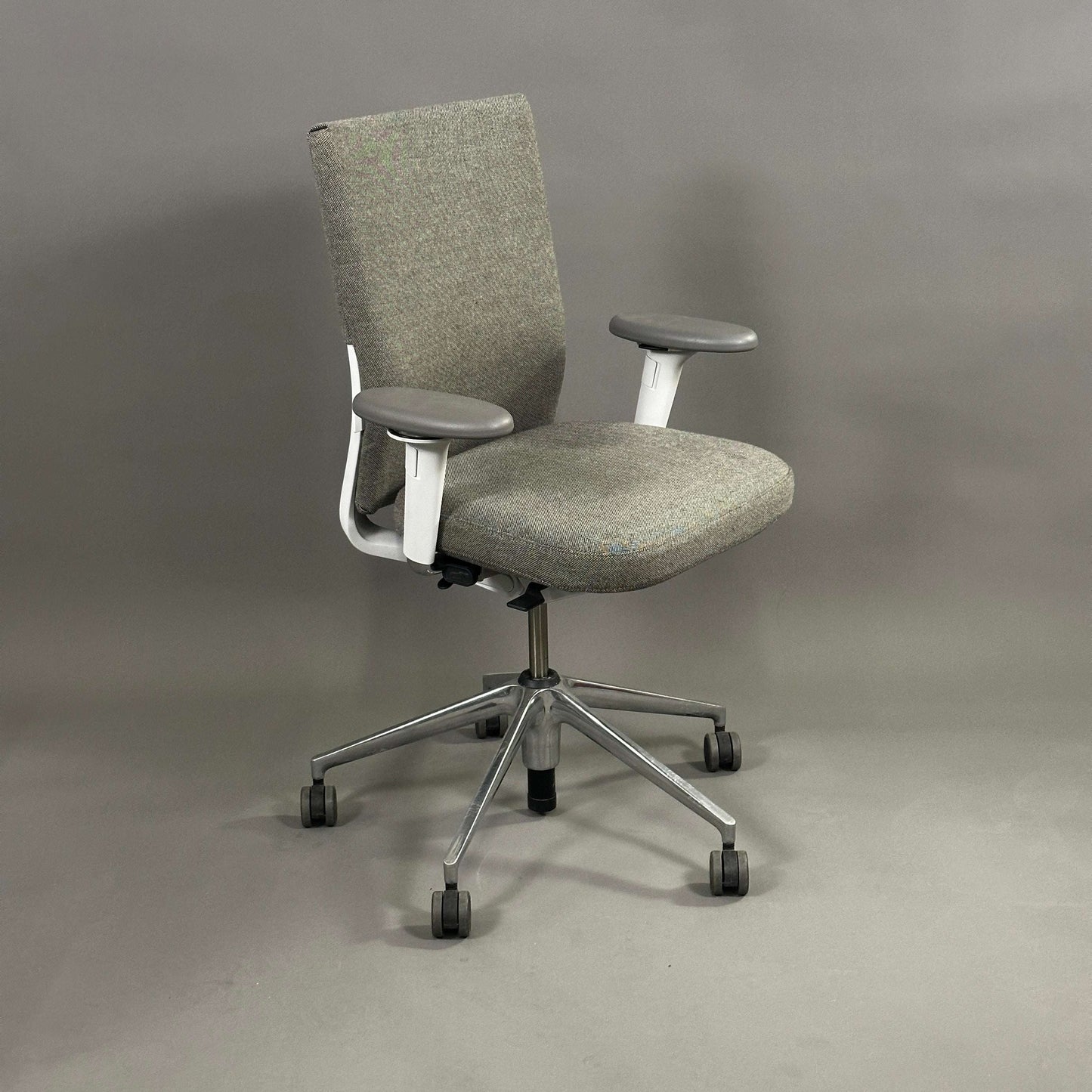 Vitra ID Soft ergonomischer Bürostuhl grau mit Chromfußkreuz und verstellbaren Armlehnen