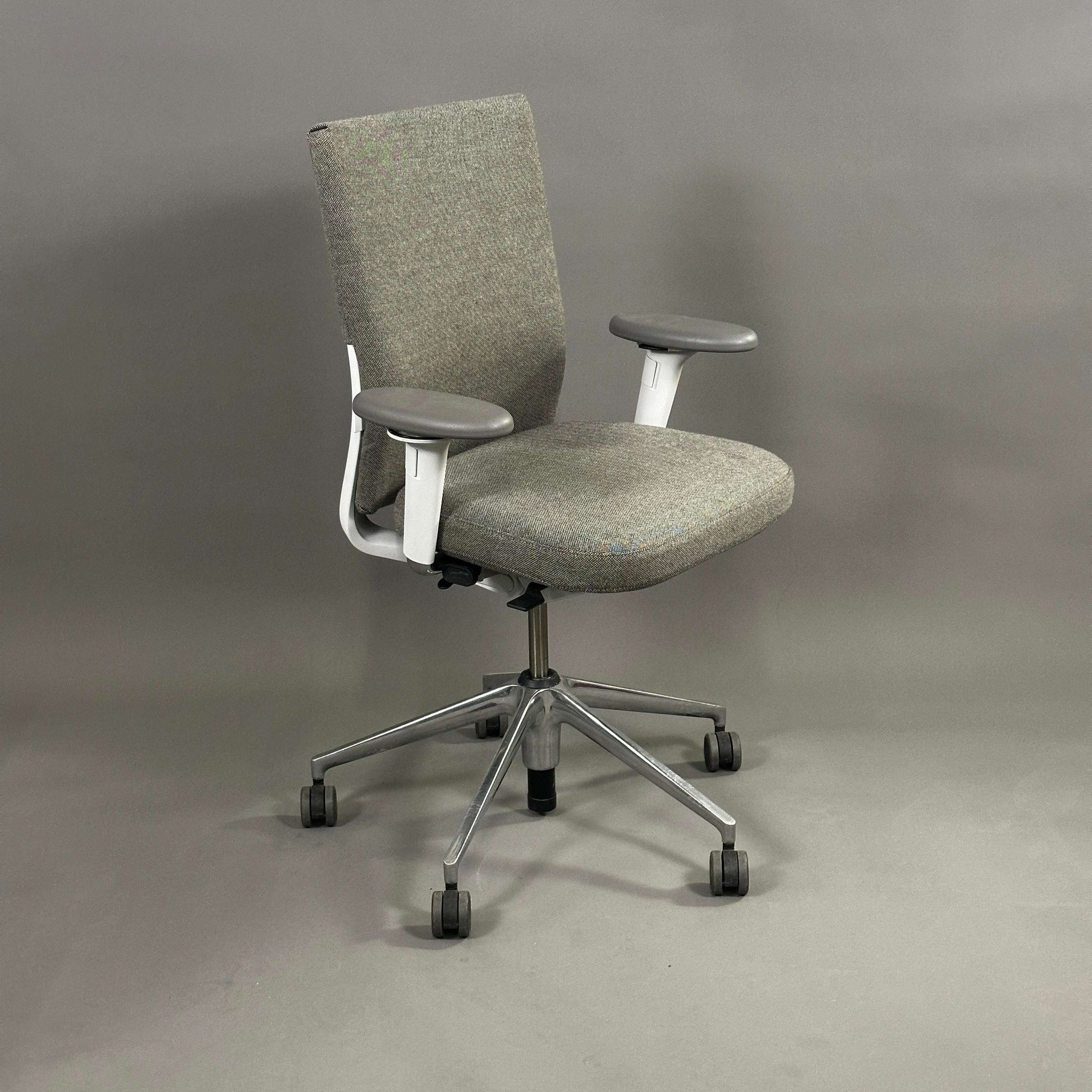 Vitra ID Soft ergonomischer Bürostuhl grau mit Chromfußkreuz und verstellbaren Armlehnen