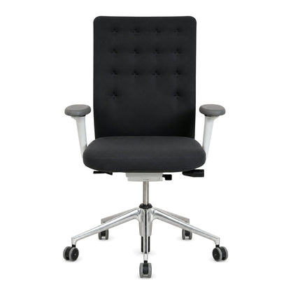 Vitra ID Trim Bürostuhl in Dunkelgrau mit poliertem Aluminiumfußkreuz und verstellbaren Armlehnen auf weißem Hintergrund.