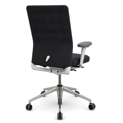 Vitra ID Trim Bürostuhl in Dunkelgrau mit poliertem Aluminiumfußkreuz und verstellbaren 3D-Armlehnen.