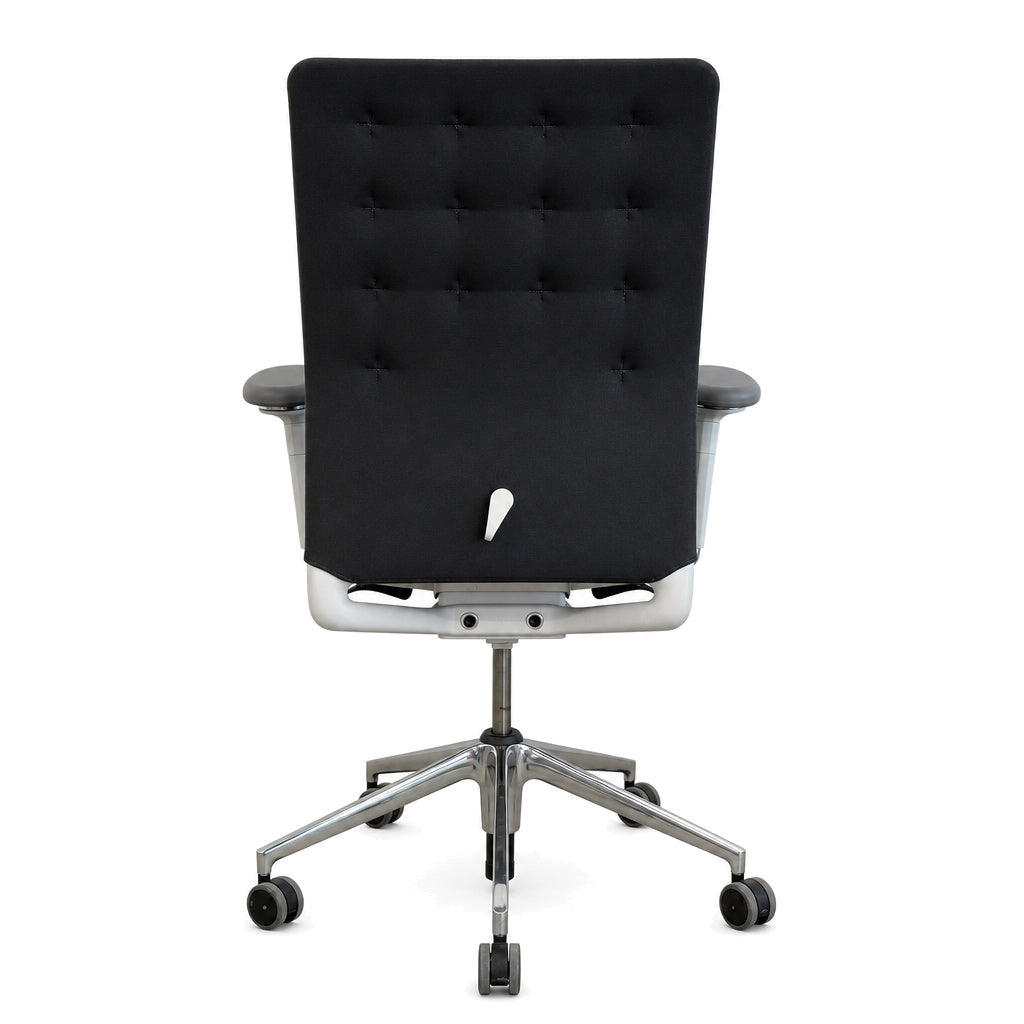 Vitra ID Trim Bürostuhl in Dunkelgrau mit gesteppter Rückenlehne und poliertem Aluminium-Fußkreuz.