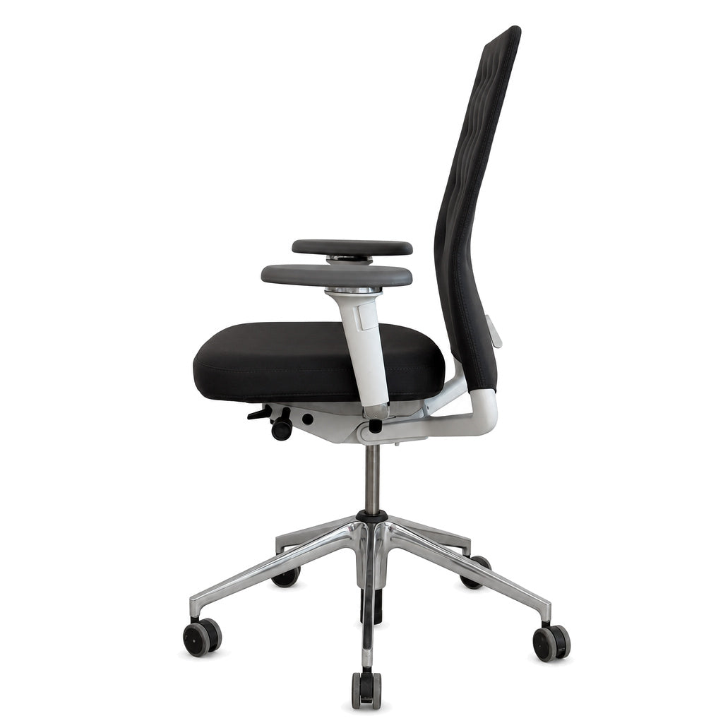 Vitra ID Trim Bürostuhl in Dunkelgrau mit poliertem Aluminiumfußkreuz und verstellbaren 3D-Armlehnen in Seitenansicht.
