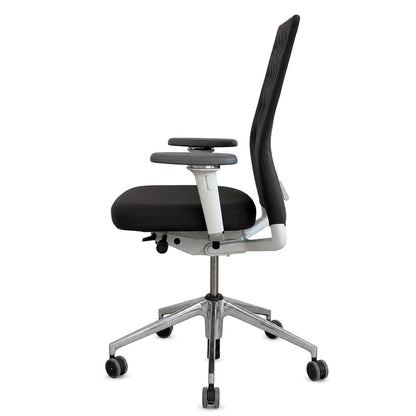Vitra ID Trim Bürostuhl in Dunkelgrau mit poliertem Aluminiumfußkreuz und verstellbaren 3D-Armlehnen in Seitenansicht.
