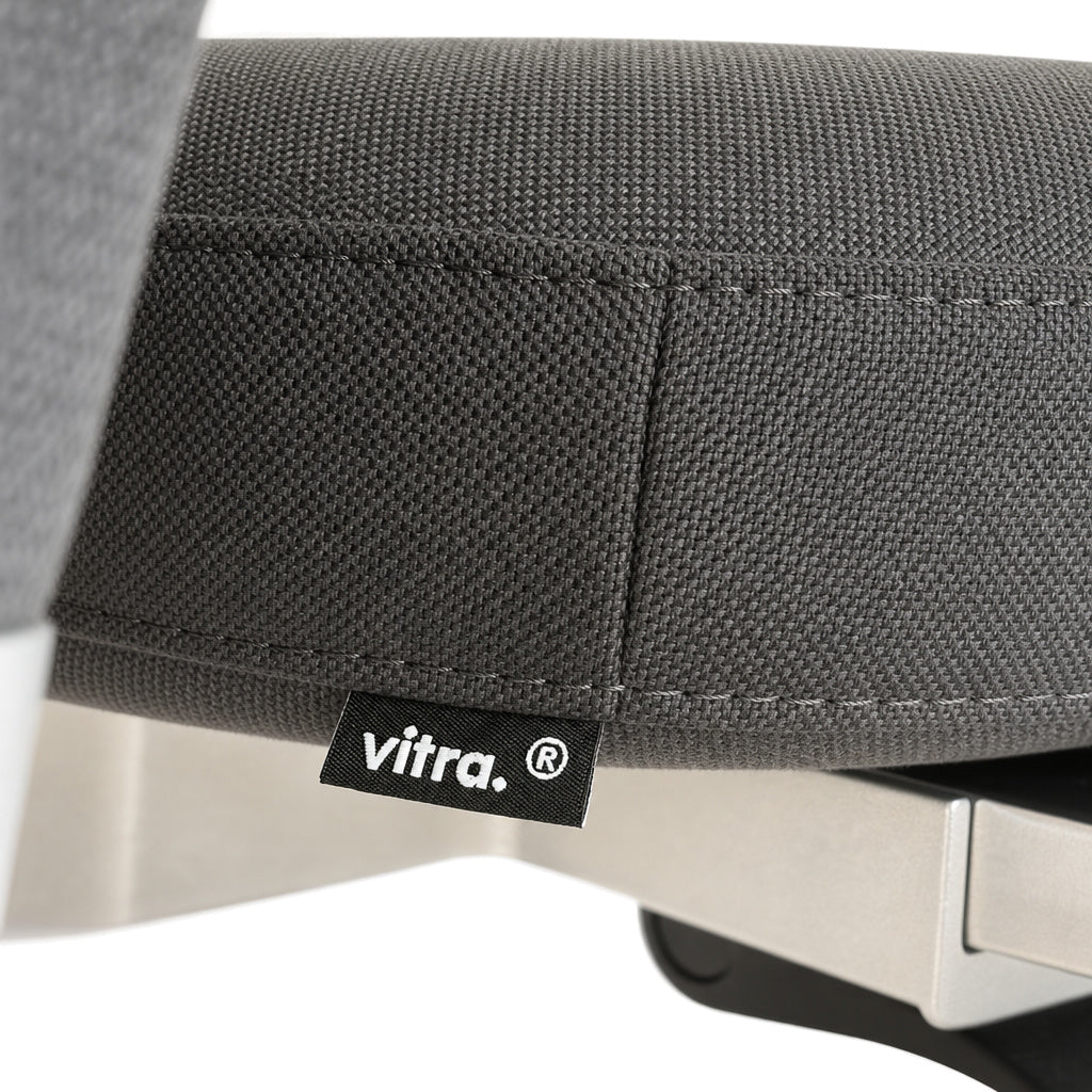 Dunkelgrauer Vitra ID Trim Bürostuhl mit hochwertigem Stoffbezug und poliertem Aluminium-Untergestell.