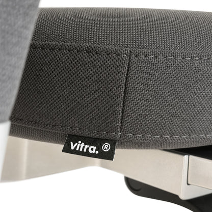 Dunkelgrauer Vitra ID Trim Bürostuhl mit hochwertigem Stoffbezug und poliertem Aluminium-Untergestell.