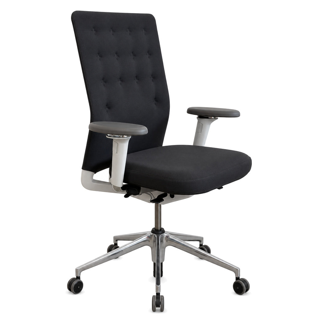 Vitra ID Trim Bürostuhl in Dunkelgrau mit poliertem Aluminium-Fußkreuz, 3D-Armlehnen und verstellbarer Rückenlehne.