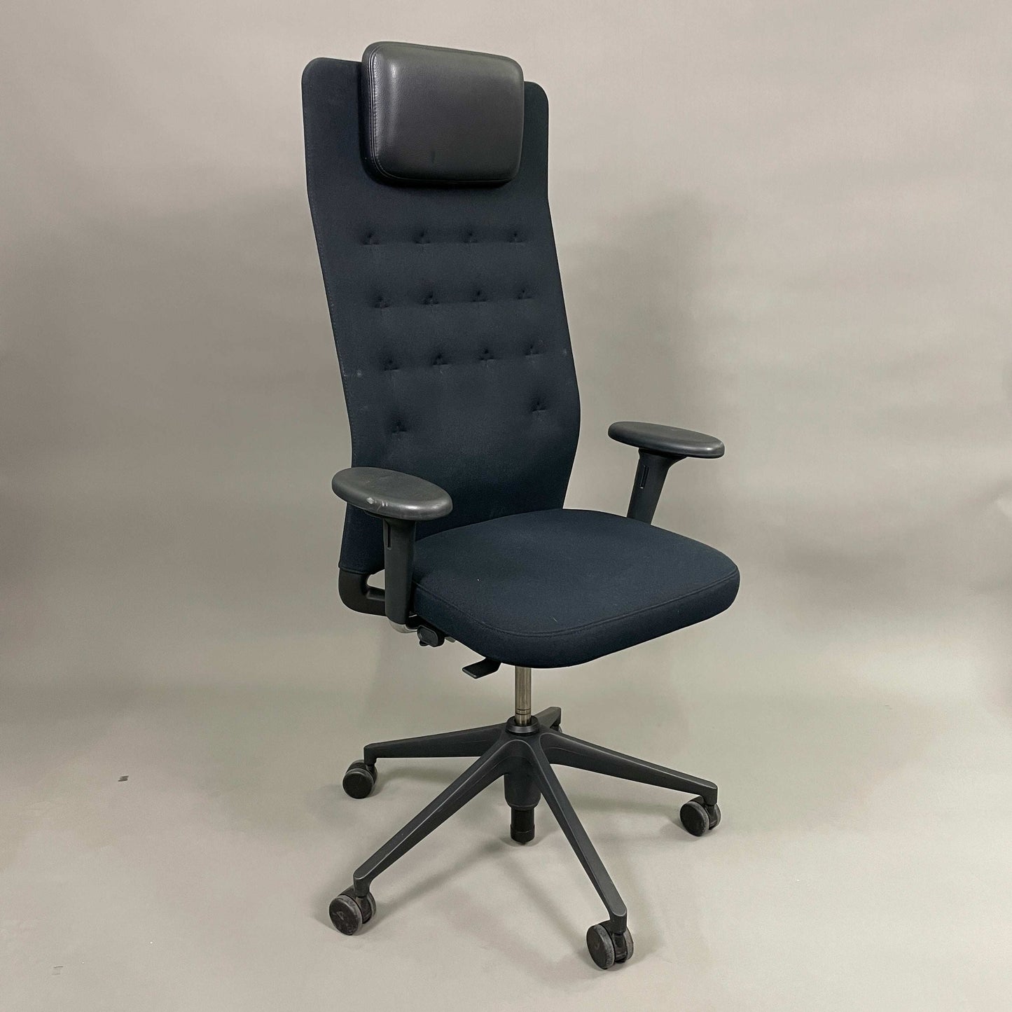 Vitra ID Trim L ergonomic office chair with black fabric seat and leather headrest, adjustable height and lumbar support