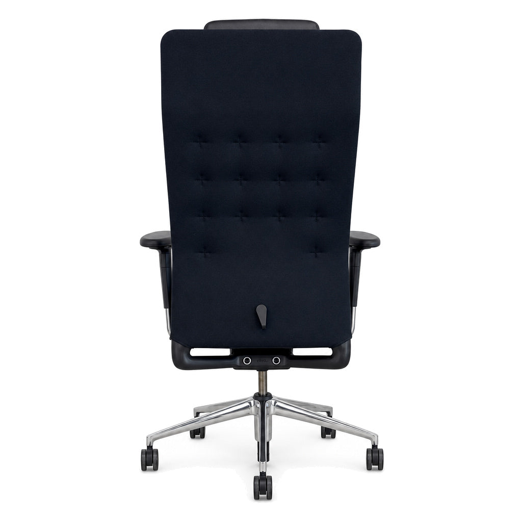 Vitra ID Trim L Bürostuhl in Schwarz mit gesteppter Stoffrückenlehne, Leder-Kopfstütze und poliertem Aluminium-Fußkreuz.