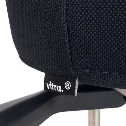 Vitra ID Trim L Bürostuhl in Schwarz mit strukturiertem Stoffbezug und markantem Vitra-Label an der Sitzfläche.