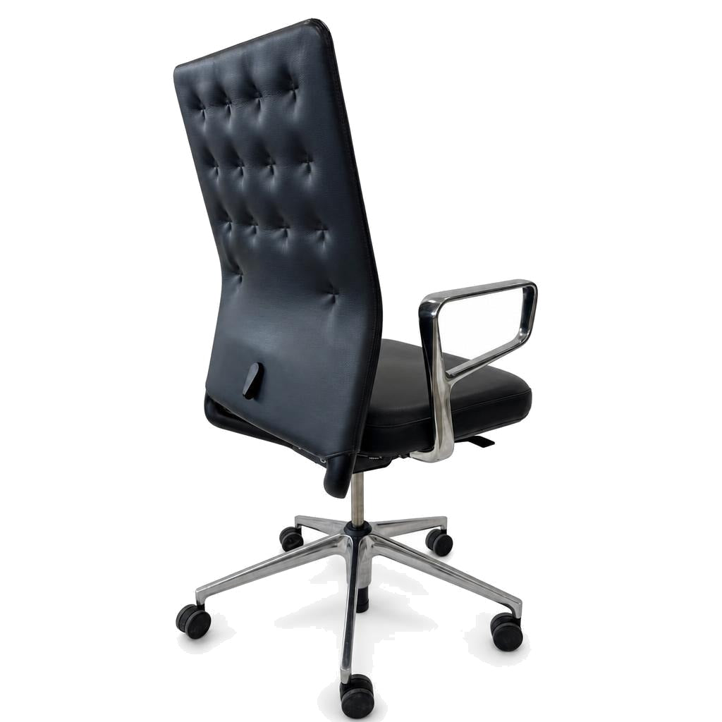 Vitra ID Trim Bürostuhl in dunkelgrauem Leder mit poliertem Aluminiumgestell und Ringarmlehnen.