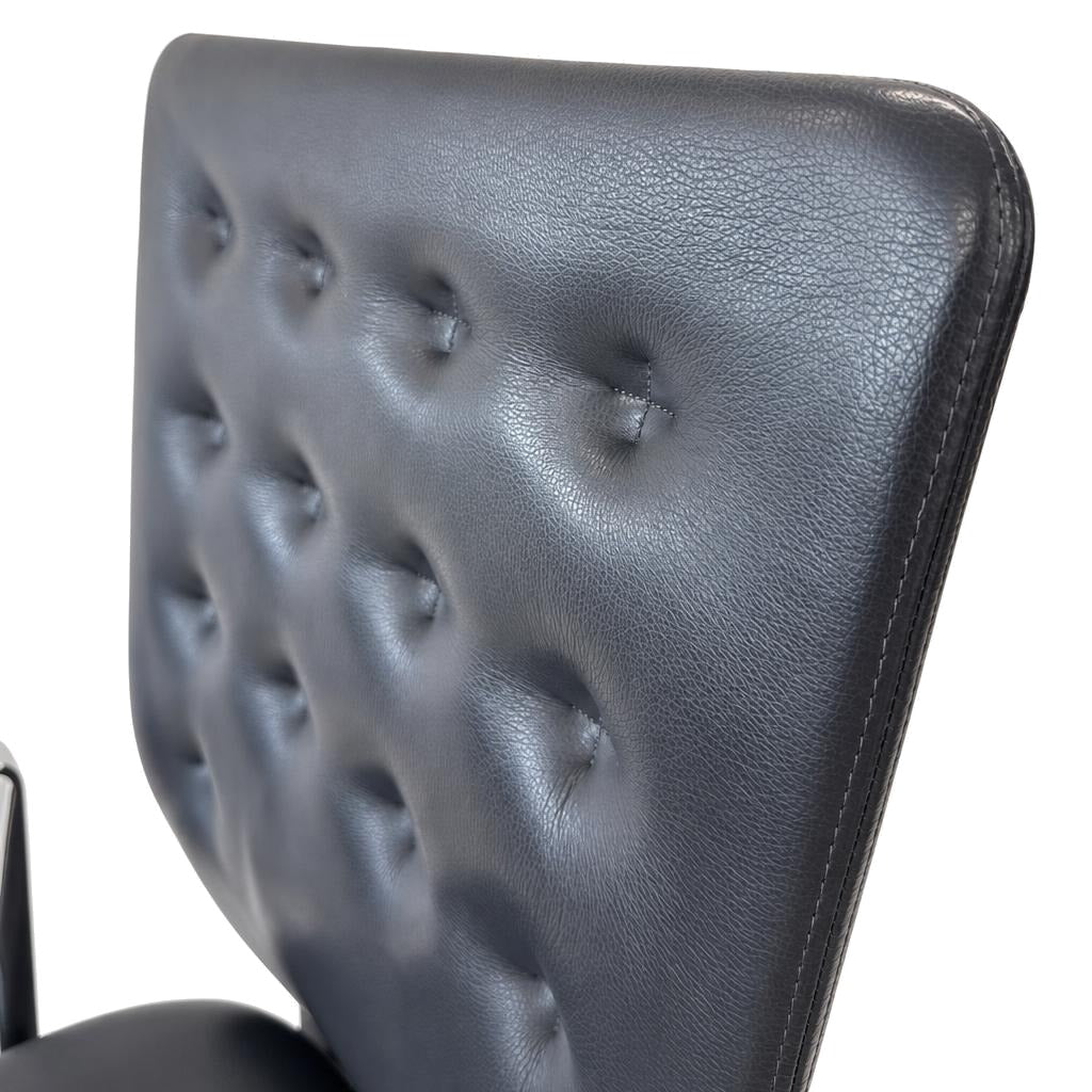 Vitra ID Trim Bürostuhl mit dunkelgrauem Lederbezug und charakteristischer Steppung der Rückenlehne.