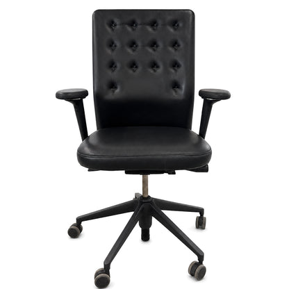 Vitra ID Trim Bürostuhl in schwarzem Leder mit gesteppter Rückenlehne, verstellbaren Armlehnen und schwarzem Rollgestell.