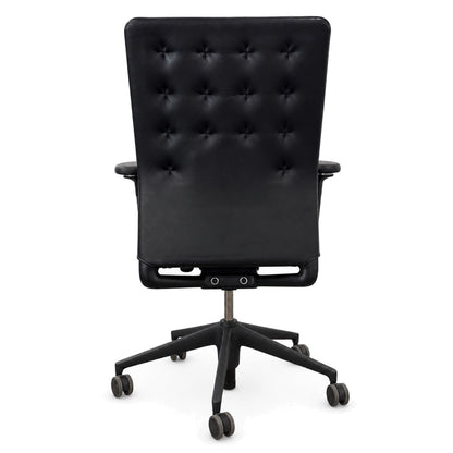 Vitra ID Trim Bürostuhl in schwarzem Leder mit gesteppter Rückenlehne und schwarzem Fünfsternfuß auf Rollen.