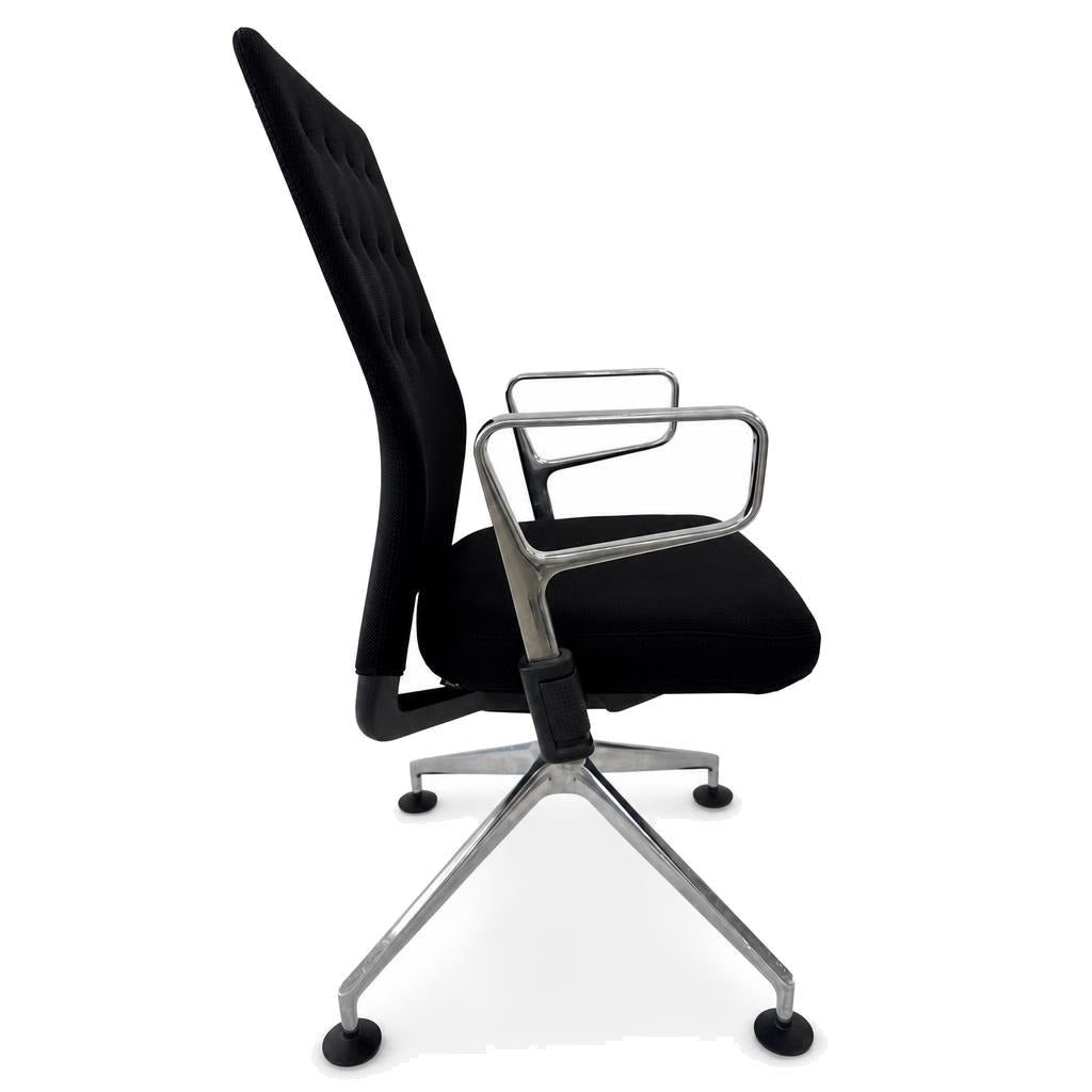 Vitra ID Trim Meet Bürostuhl in Schwarz mit Mesh-Bezug, poliertem Aluminiumgestell und verstellbaren Armlehnen.