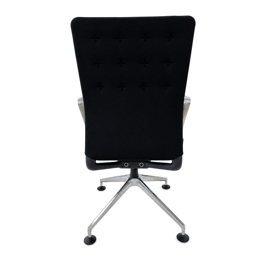 Vitra ID Trim Bürostuhl in schwarzem Mesh mit poliertem Aluminiumgestell, Rückansicht.