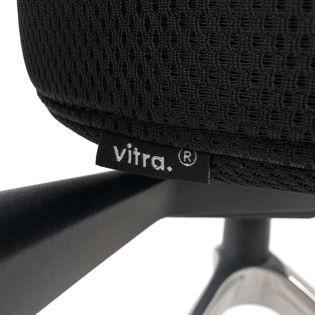 Schwarzer Vitra ID Trim Bürostuhl mit Mesh-Bezug und poliertem Aluminiumgestell.