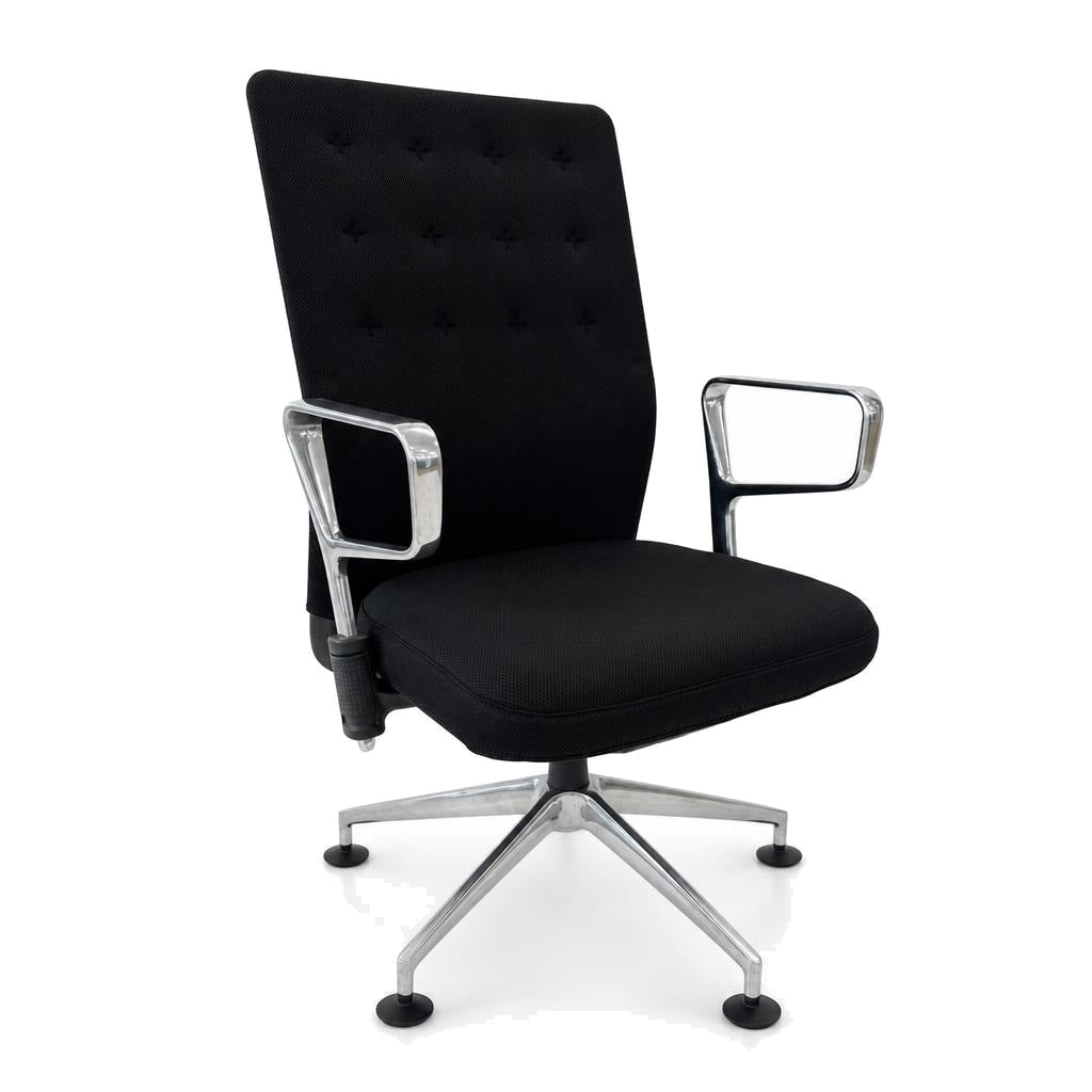 Vitra ID Trim Bürostuhl in schwarzem Mesh mit poliertem Aluminiumgestell und verstellbaren Armlehnen.