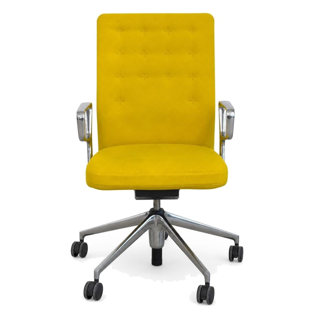 Vitra ID Trim Bürostuhl in Gelb mit Stoffbezug, poliertem Aluminiumgestell und Ringarmlehnen auf Rollen.