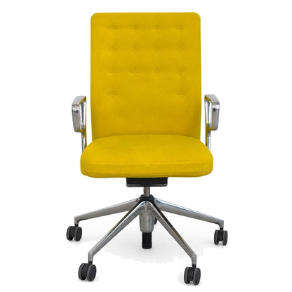 Vitra ID Trim Bürostuhl in Gelb mit Stoffbezug, poliertem Aluminiumgestell und Ringarmlehnen auf Rollen.