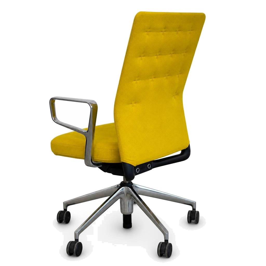Vitra ID Trim Bürostuhl in Gelb mit Stoffbezug, poliertem Aluminiumgestell, Ringarmlehnen und Rollen auf weißem Hintergrund.