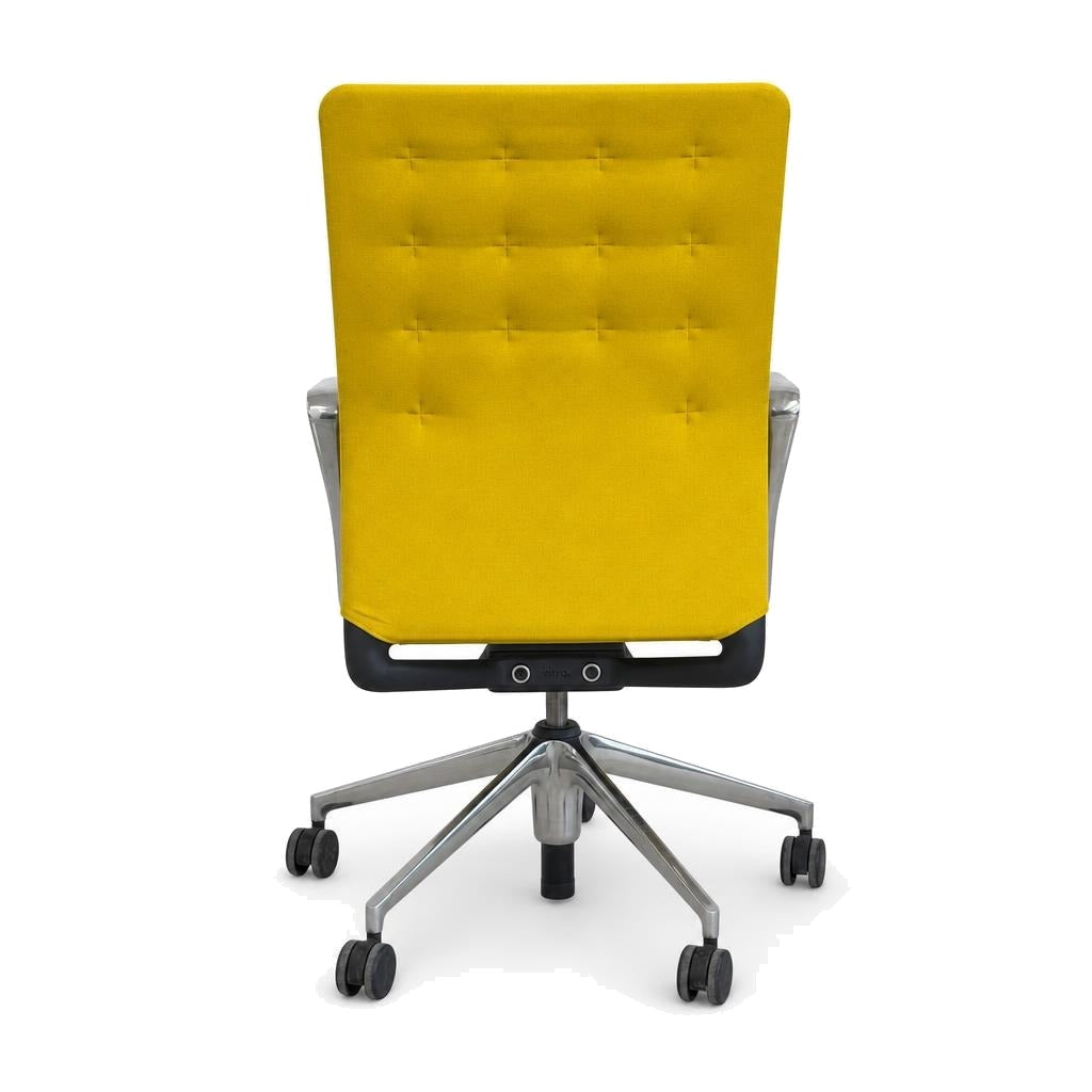Vitra ID Trim Bürostuhl in Gelb mit poliertem Aluminiumgestell, Ringarmlehnen und Rollen, Rückansicht.