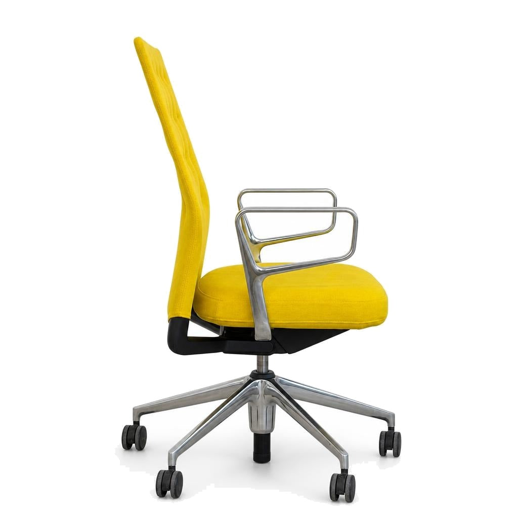 Vitra ID Trim Bürostuhl in Gelb mit Stoffbezug, poliertem Aluminiumgestell und Ringarmlehnen auf Rollen.