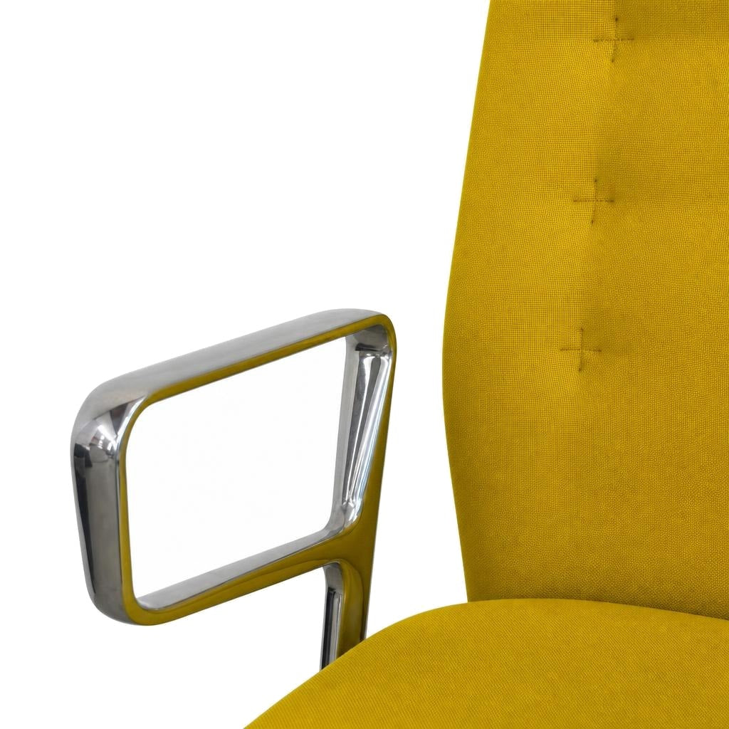 Vitra ID Trim Bürostuhl in Gelb mit polierter Aluminium-Ringarmlehne und strukturierter Stoffpolsterung.