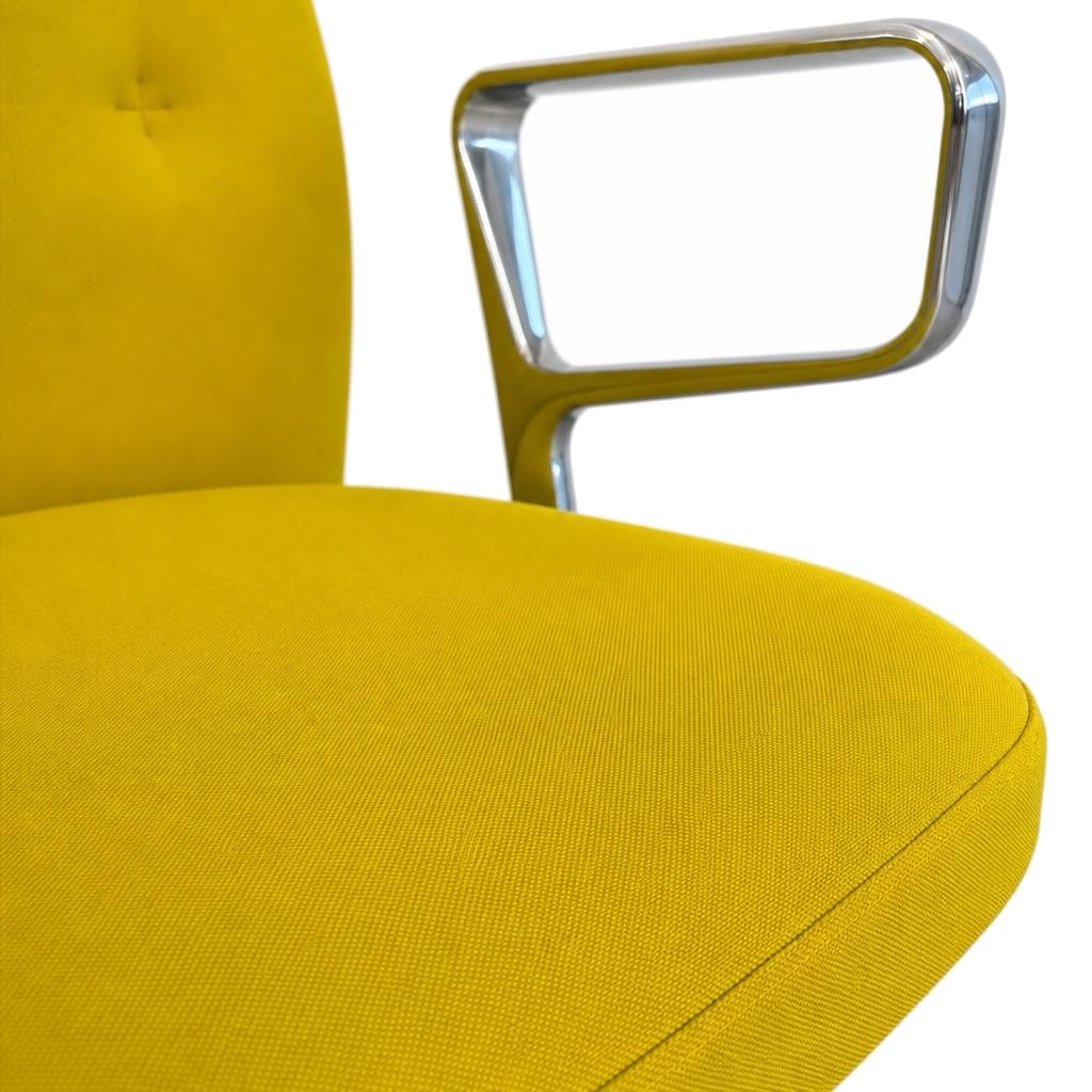 Vitra ID Trim Bürostuhl in Gelb mit Stoffbezug und polierter Aluminium-Ringarmlehne.