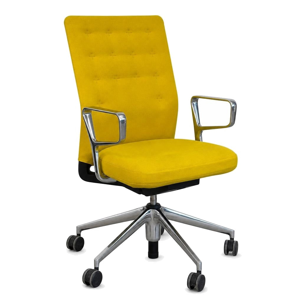 Vitra ID Trim Bürostuhl in Gelb mit Stoffbezug, poliertem Aluminiumgestell und Ringarmlehnen auf Rollen.