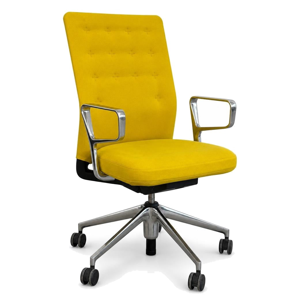Vitra ID Trim Bürostuhl in Gelb mit Stoffbezug, poliertem Aluminiumgestell und Ringarmlehnen auf Rollen.