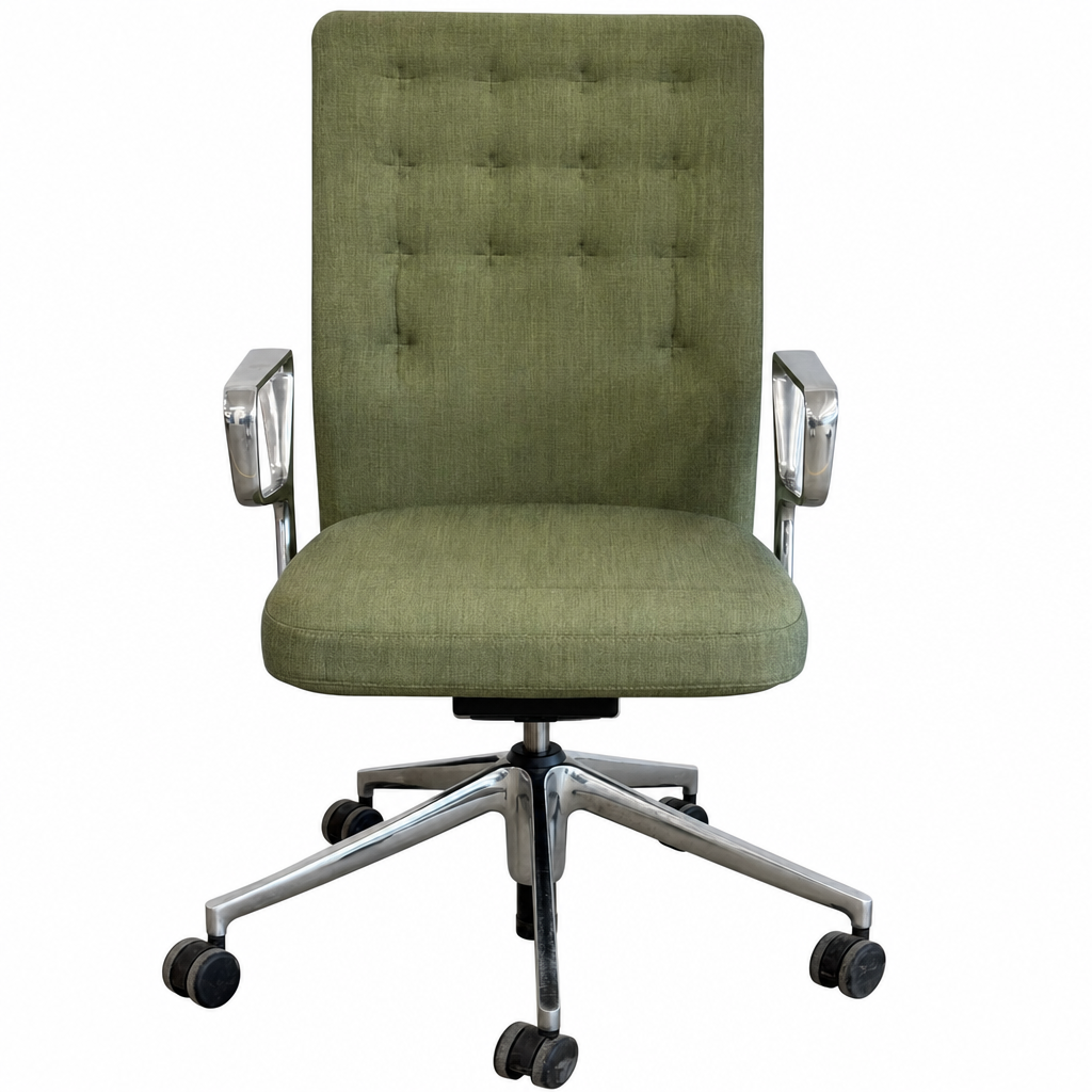 Vitra ID Trim Bürostuhl in grünem Stoff mit poliertem Aluminiumgestell, Ringarmlehnen und Rollen.