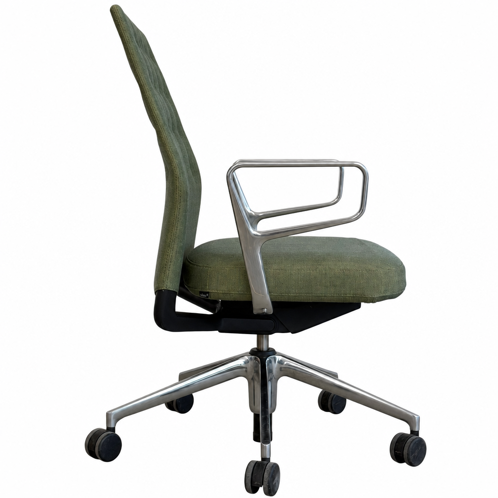 Vitra ID Trim Bürostuhl in grünem Stoff mit poliertem Aluminiumgestell, Ringarmlehnen und Rollen.