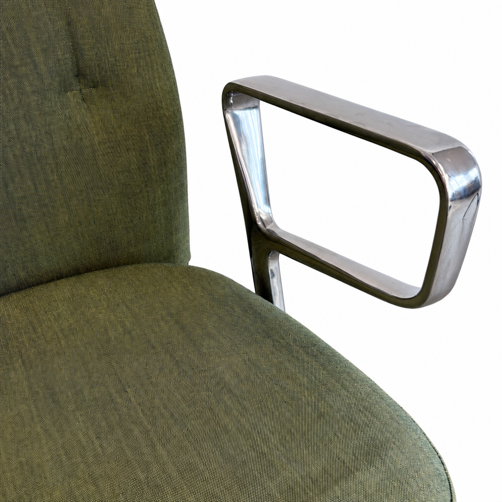 Vitra ID Trim Bürostuhl mit grünem Stoffbezug und polierter Aluminium-Ringarmlehne.