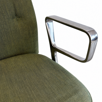 Vitra ID Trim Bürostuhl mit grünem Stoffbezug und polierter Aluminium-Ringarmlehne.