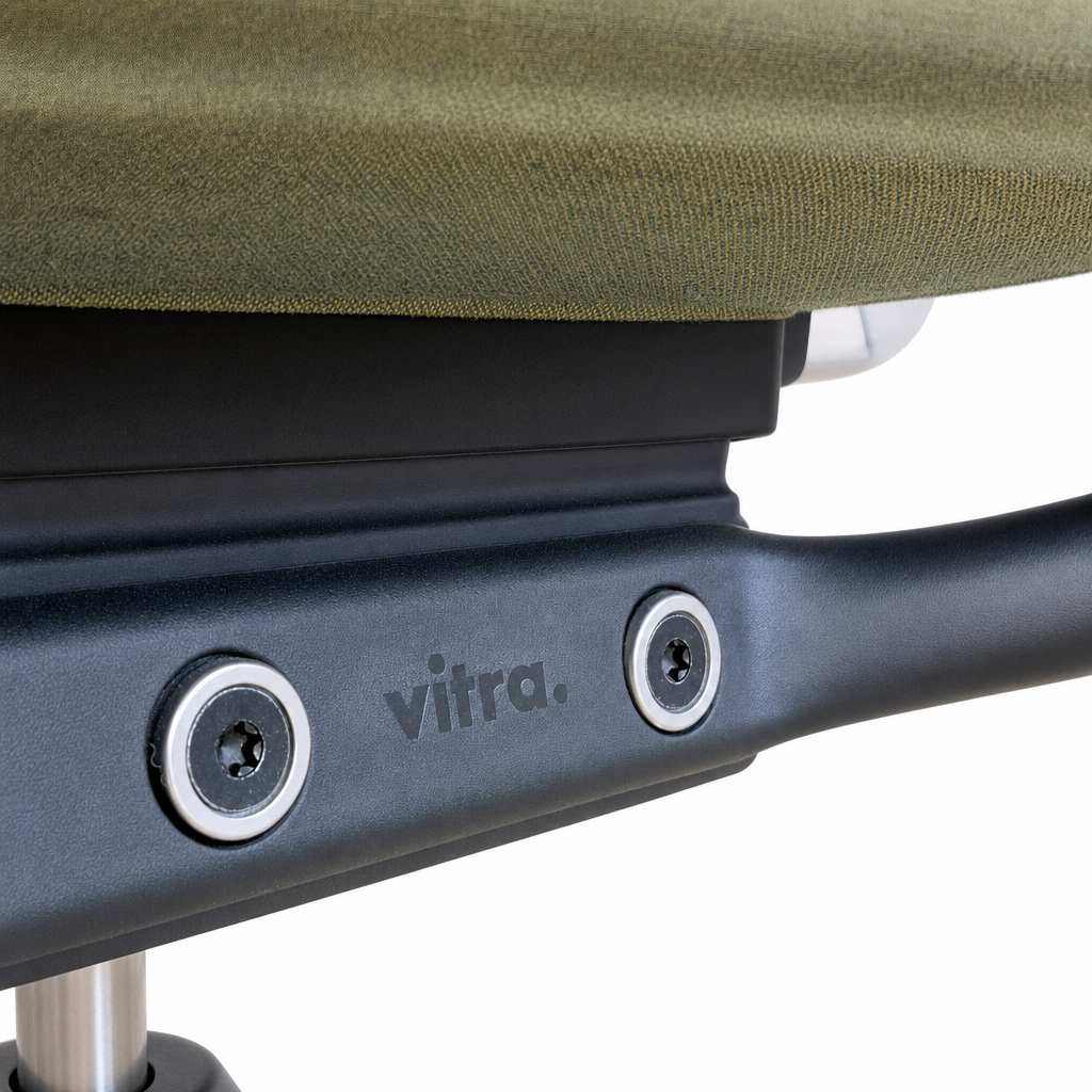 Vitra ID Trim Bürostuhl mit grünem Stoffbezug und poliertem Aluminiumgestell im Detail.