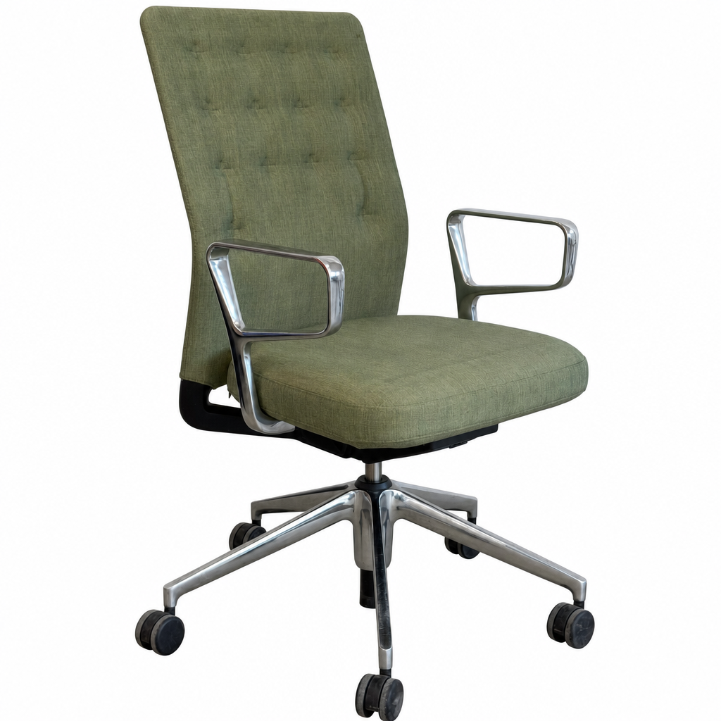Vitra ID Trim Bürostuhl in grünem Stoff mit poliertem Aluminiumgestell und Ringarmlehnen auf Rollen.