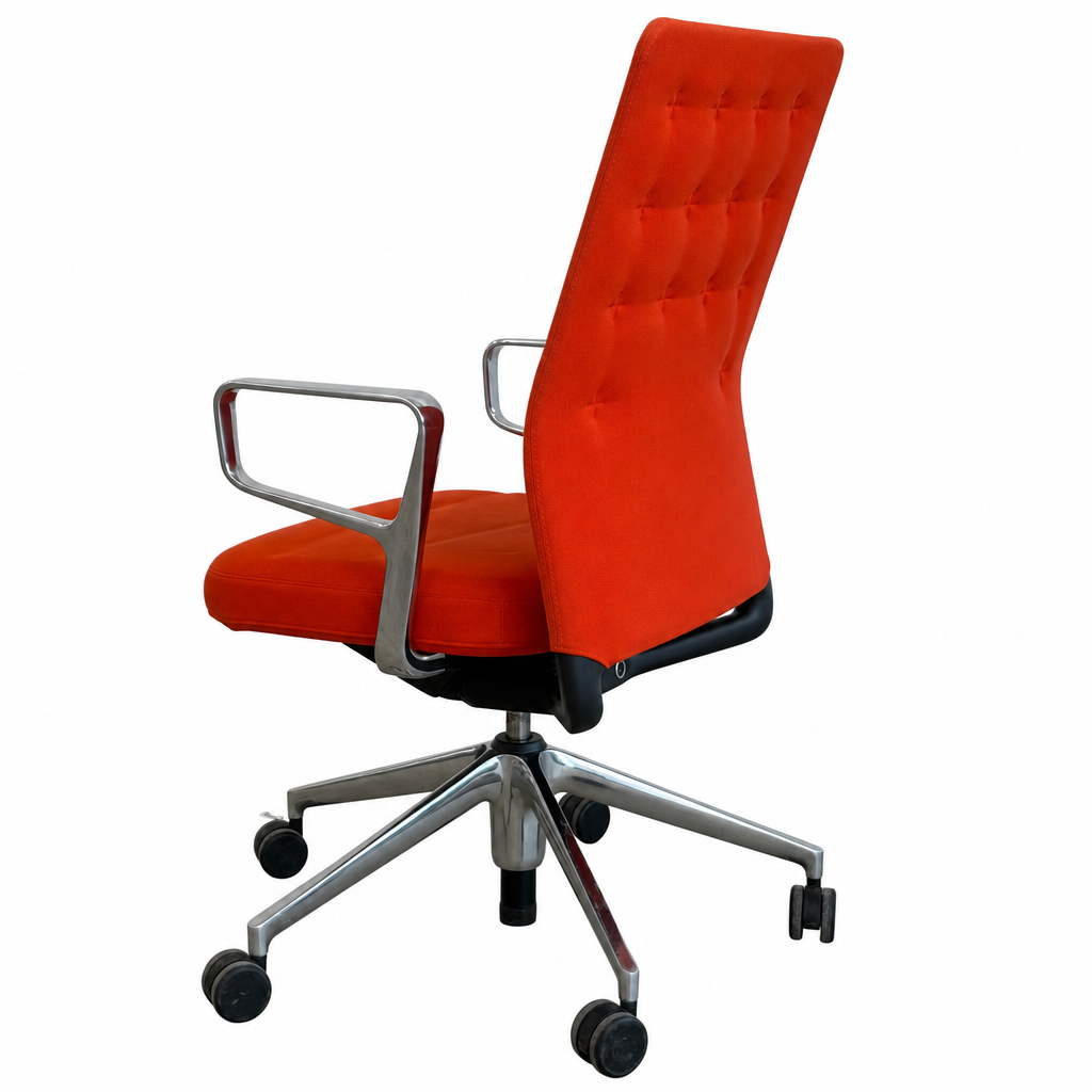 Vitra ID Trim Bürostuhl in Orange-Rot mit Ringarmlehnen und poliertem Aluminium-Fußkreuz auf Rollen.