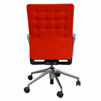 Vitra ID Trim Bürostuhl in Orange-Rot mit gesteppter Rückenlehne und poliertem Aluminium-Fußkreuz auf Rollen.
