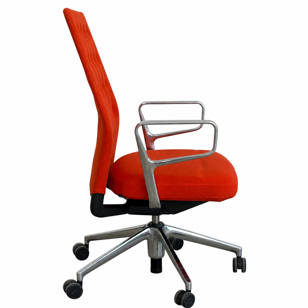 Vitra ID Trim Bürostuhl in Orange-Rot mit Ringarmlehnen und poliertem Aluminium-Fünfsternfuß auf Rollen.