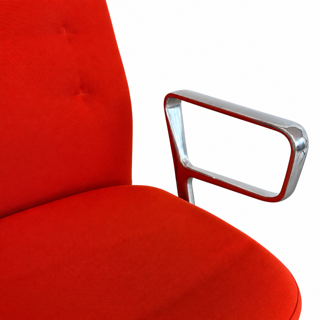 Vitra ID Trim Bürostuhl in Orange-Rot mit polierter Aluminium-Ringarmlehne und strukturiertem Stoffbezug.
