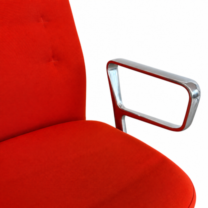 Vitra ID Trim Bürostuhl in Orange-Rot mit polierter Aluminium-Ringarmlehne und strukturiertem Stoffbezug.