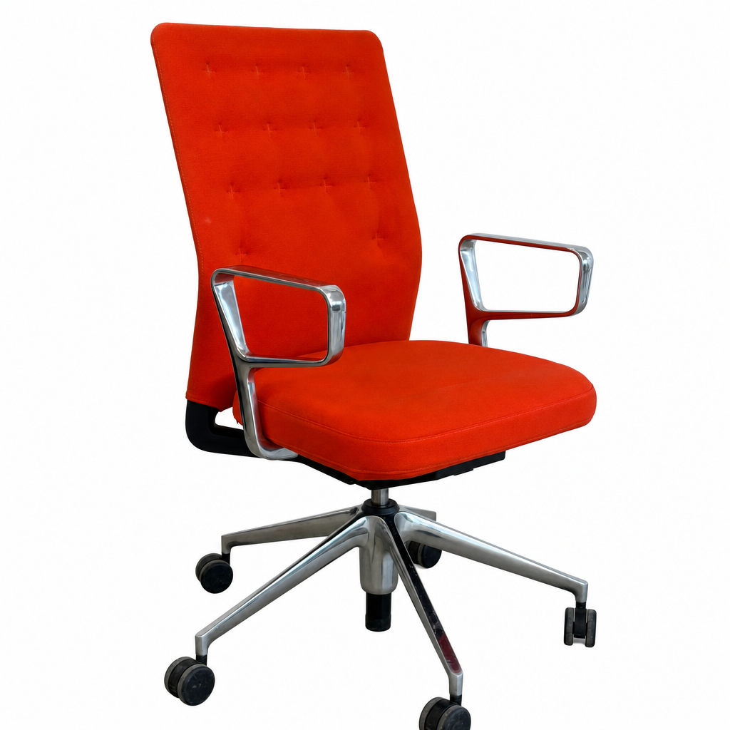 Vitra ID Trim Bürostuhl in Orange-Rot mit Stoffbezug, Ringarmlehnen und poliertem Aluminium-Fußkreuz auf Rollen.