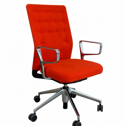 Vitra ID Trim Bürostuhl in Orange-Rot mit Stoffbezug, Ringarmlehnen und poliertem Aluminium-Fußkreuz auf Rollen.
