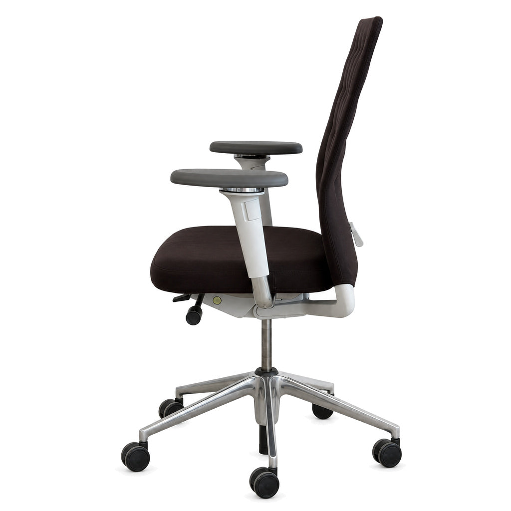 Vitra ID Trim Bürostuhl in Schwarz-Braun mit Stoffpolsterung, verstellbaren Armlehnen und poliertem Aluminium-Fußkreuz.