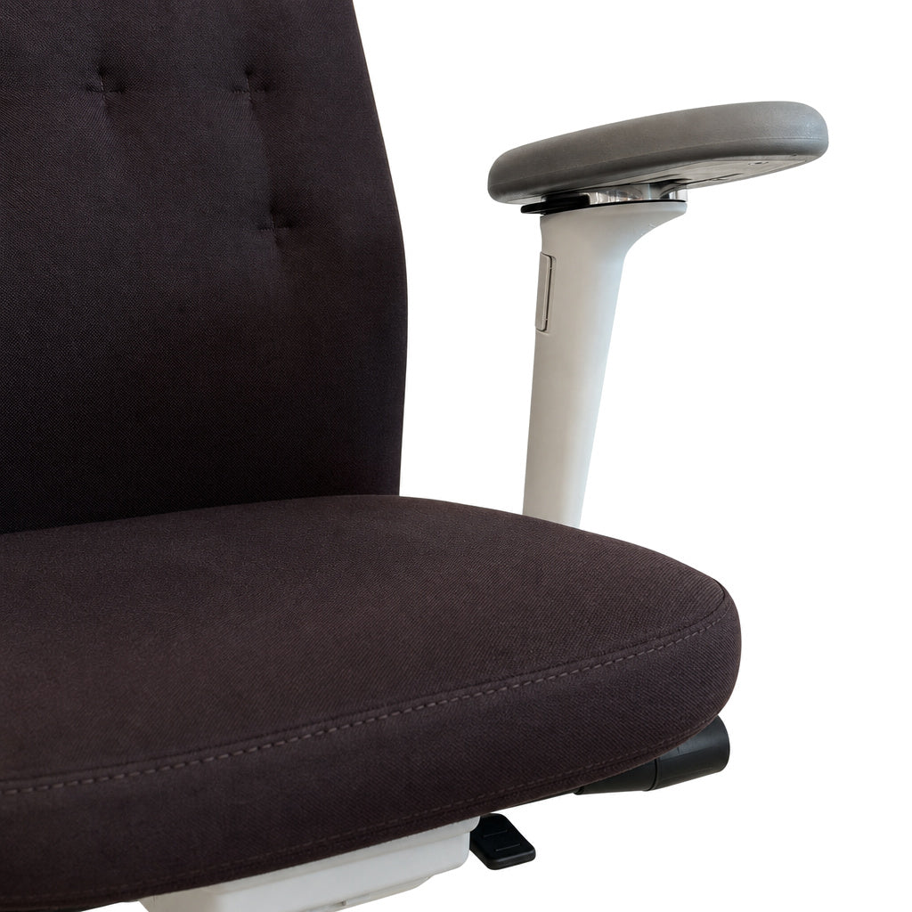 Vitra ID Trim Bürostuhl mit schwarzem Stoffbezug, verstellbarer Armlehne und hochwertiger Polsterung.
