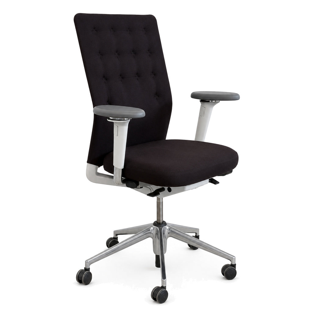 Vitra ID Trim Bürostuhl mit schwarzem Stoffbezug, poliertem Alufußkreuz und verstellbaren Armlehnen auf weißem Hintergrund.