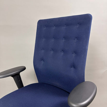 Vitra ID Trim Bürostuhl dunkelblau mit chrom Fußkreuz und verstellbaren Armlehnen