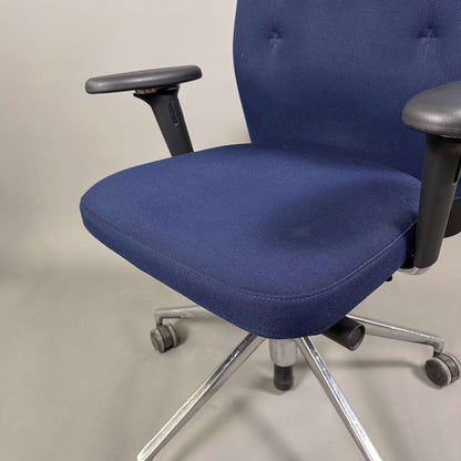Vitra ID Trim Bürostuhl dunkelblau mit chromfarbenem Fußkreuz und verstellbaren Armlehnen