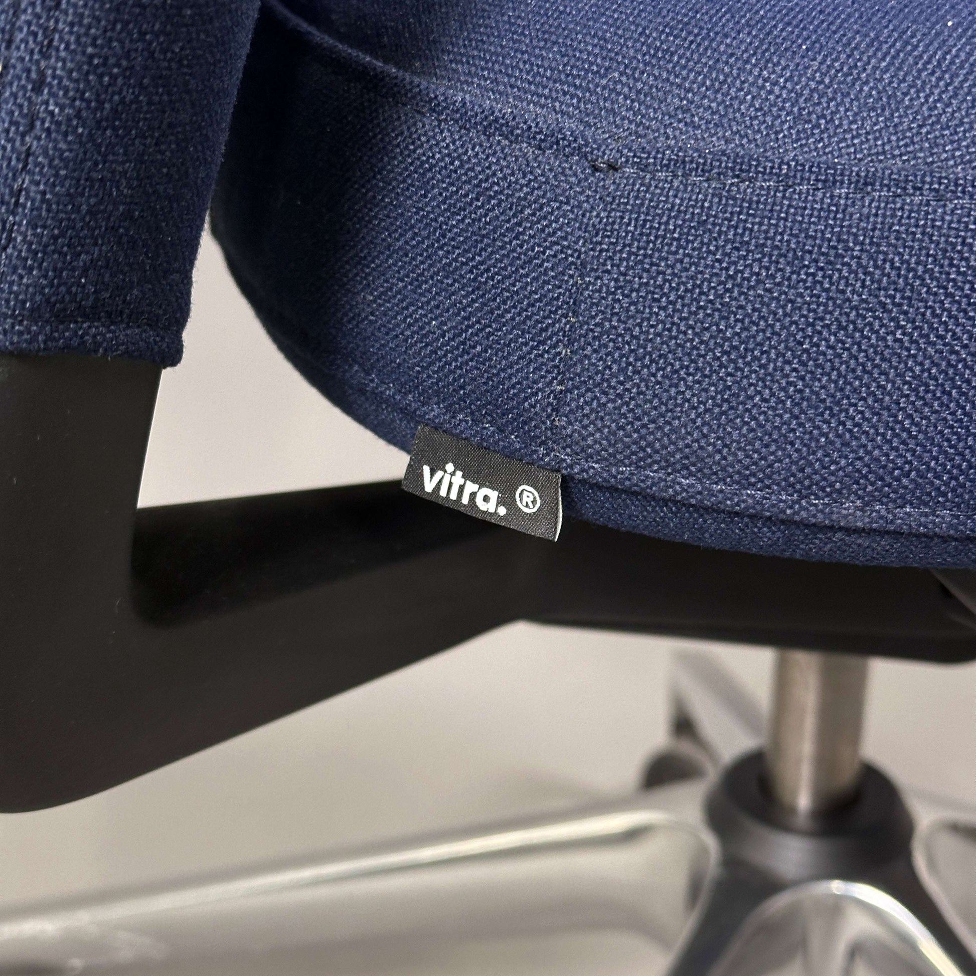 Vitra ID Trim Bürostuhl dunkelblau mit Chrom-Fußkreuz und verstellbaren Armlehnen