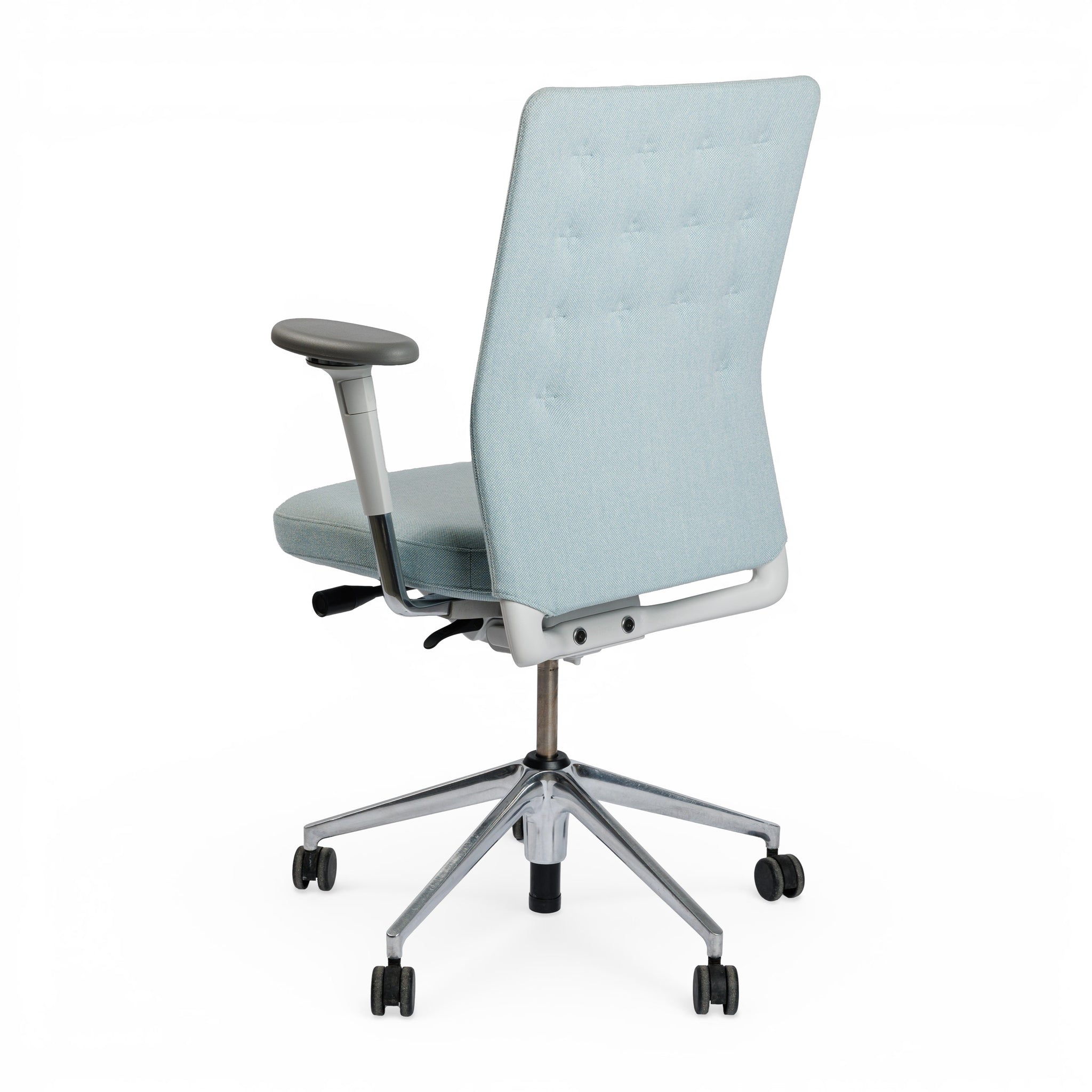 Vitra ID Trim Bürostuhl in eisblauem Stoff mit poliertem Aluminiumgestell und 3D-Armlehnen.